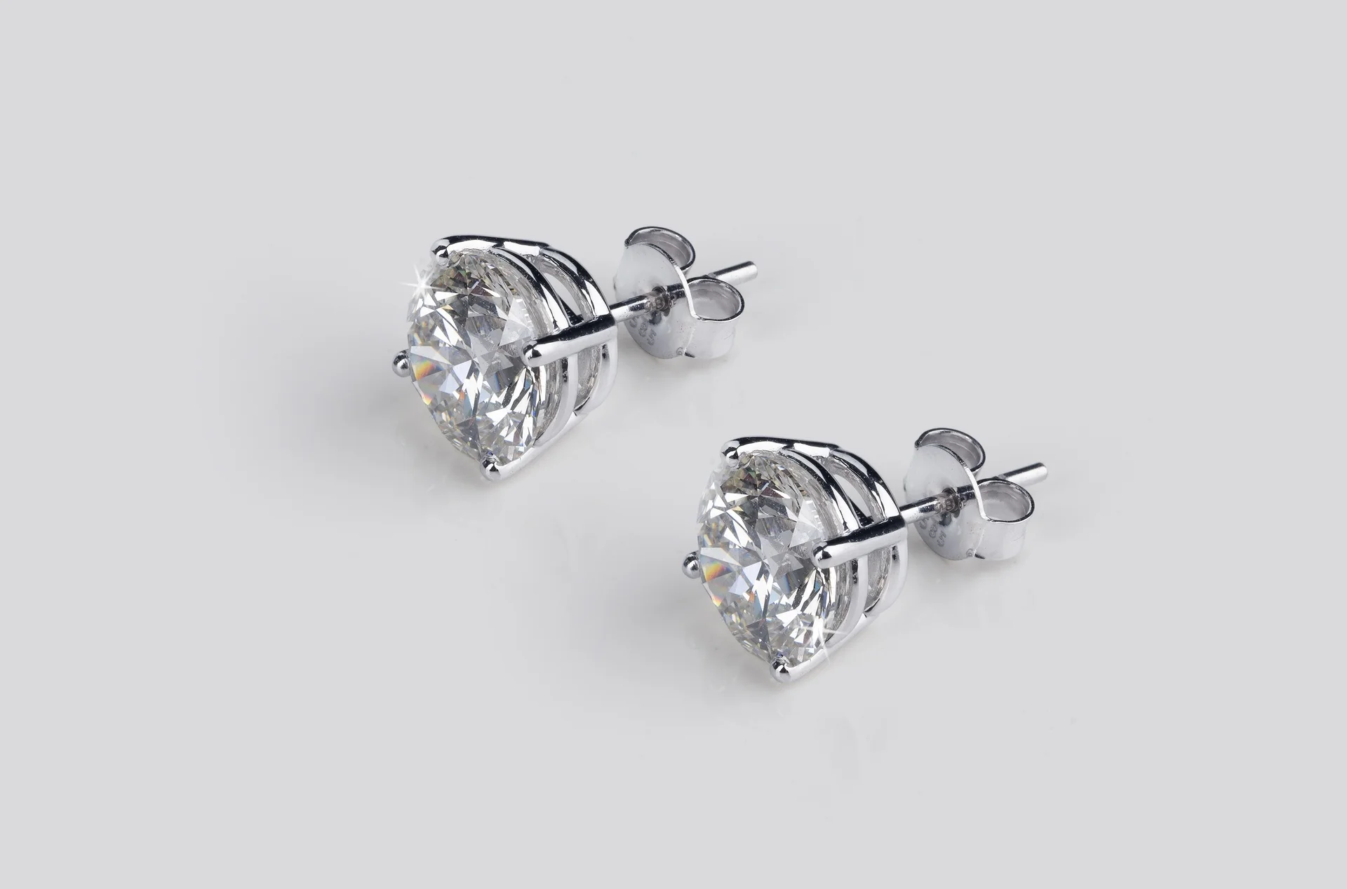 2 Cts 18k White Gold Round Shape Studs Earring - Image 3