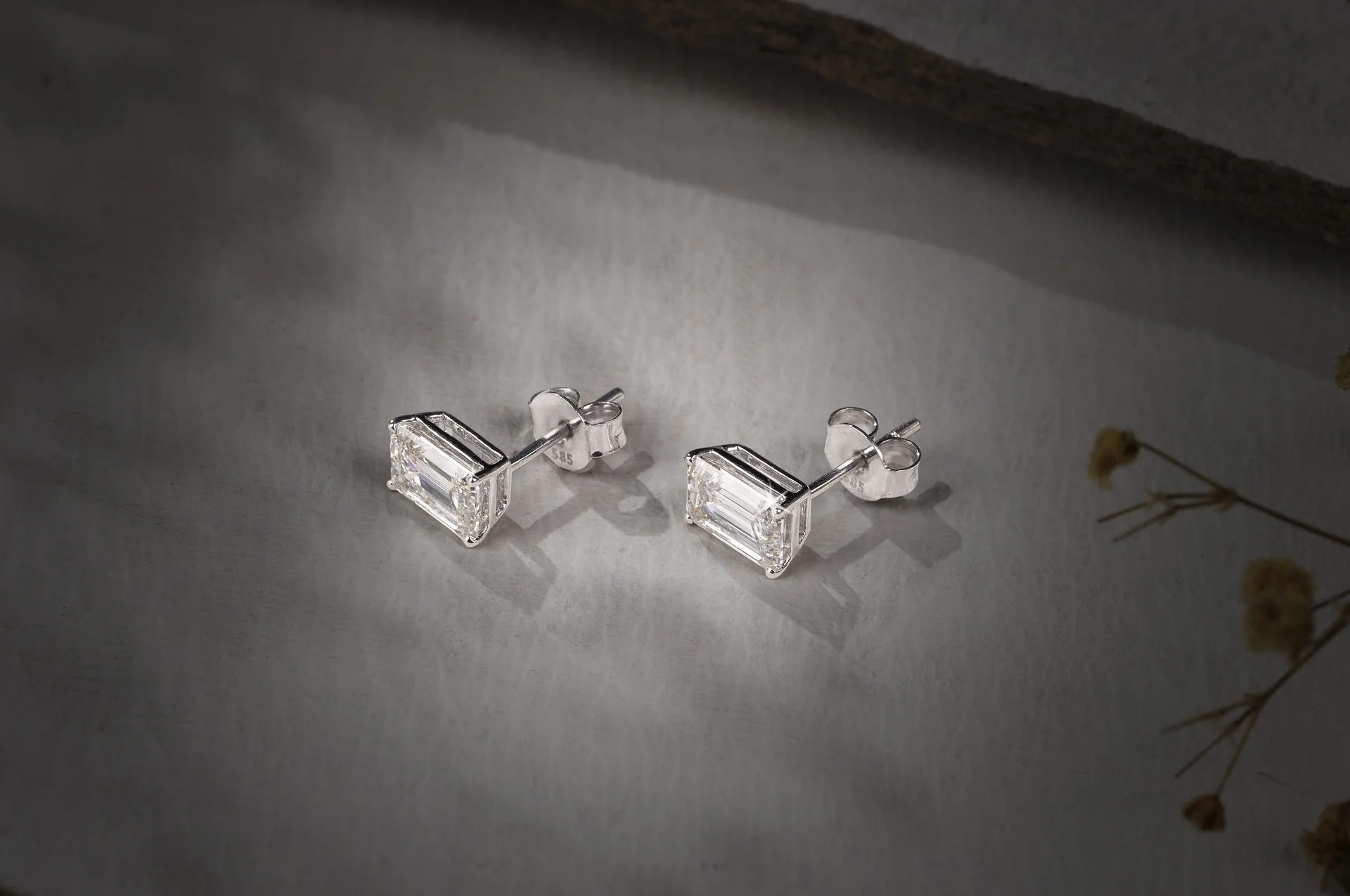 2.09 Cts 18k White Gold Emerald Shape Studs Earring - Image 4