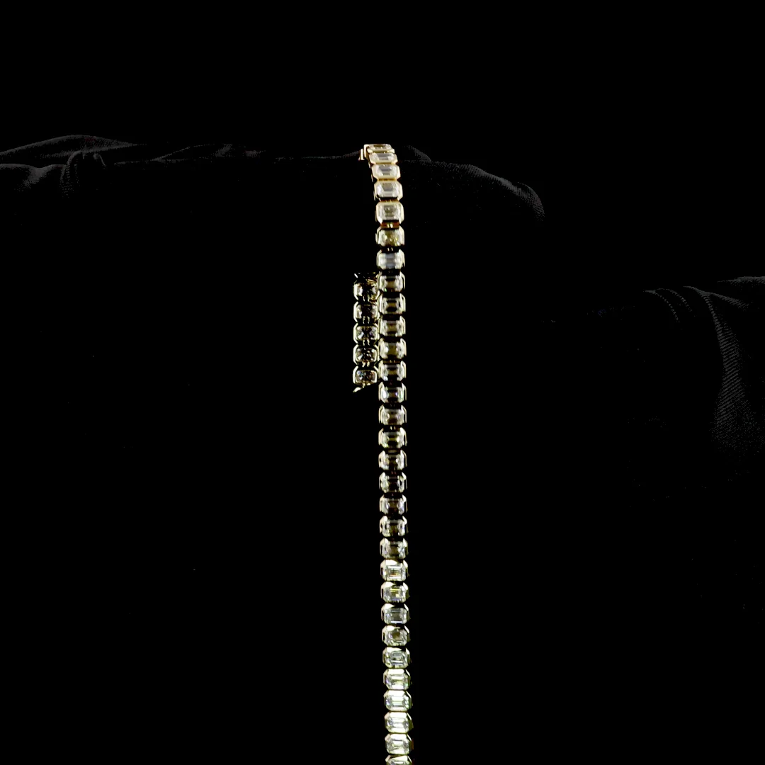 7.2 Cts 14k Yellow Gold Emerald Shape Tennis Bracelet - Image 4