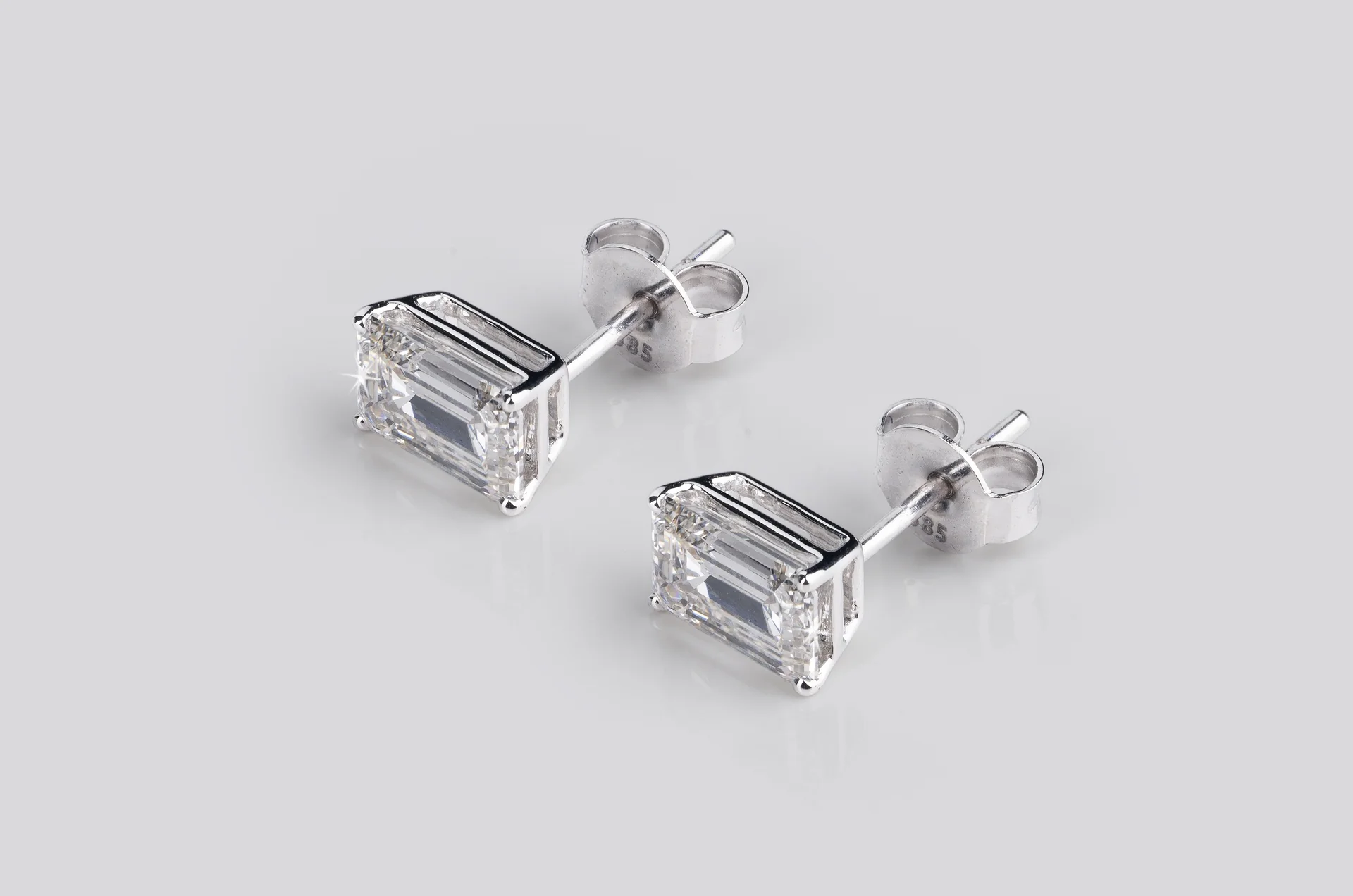 1.47 Cts 18k White Gold Emerald Shape Studs Earring - Image 2