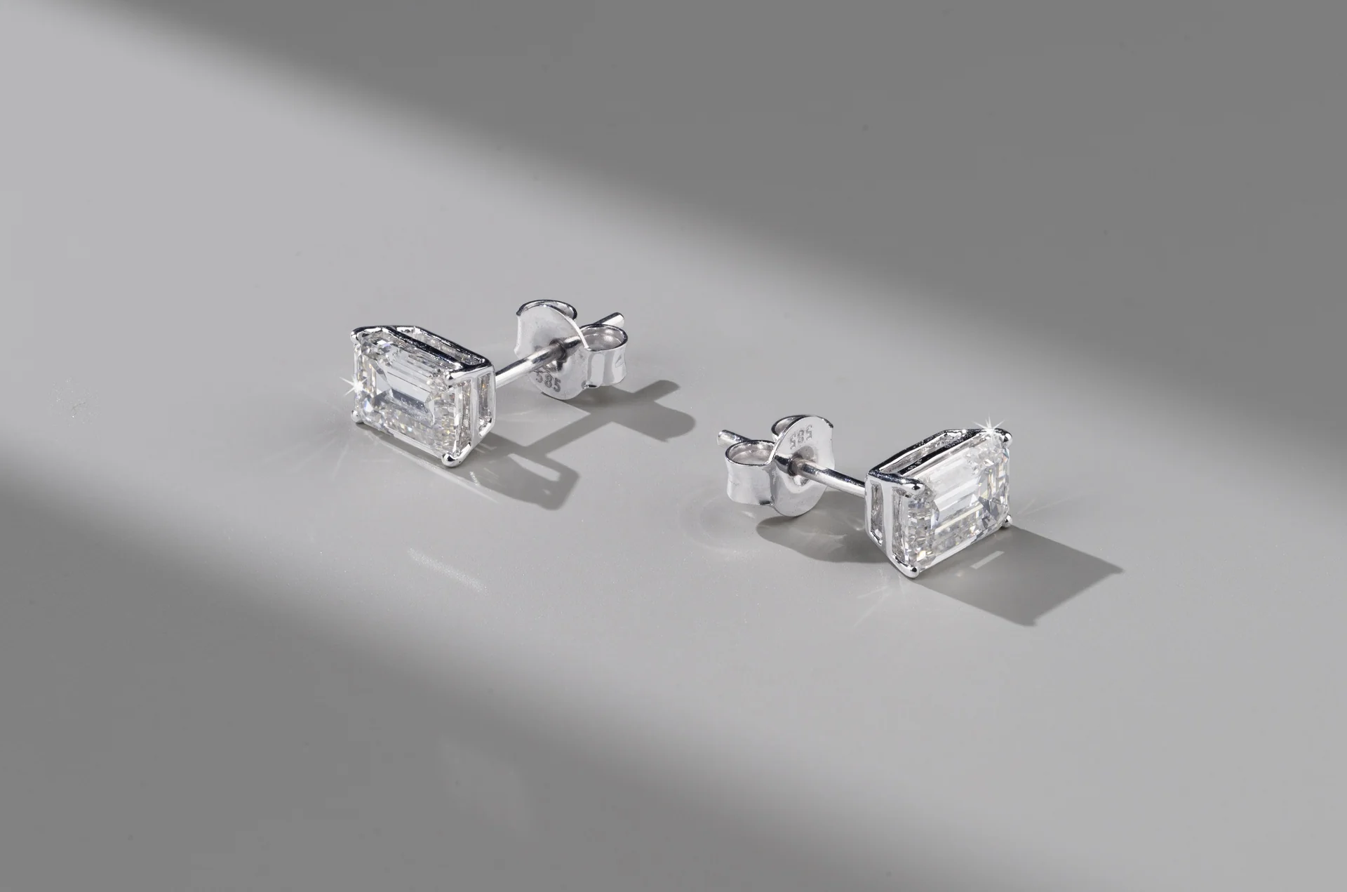 1.47 Cts 18k White Gold Emerald Shape Studs Earring - Image 3