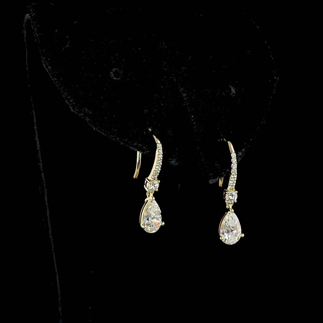 1.21 Cts 14k Yellow Gold Pear Shape Hanging Earring - Video