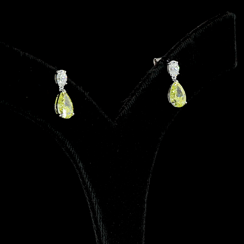 2.62 Cts 14k White Gold Pear Shape Hanging Earring - Video