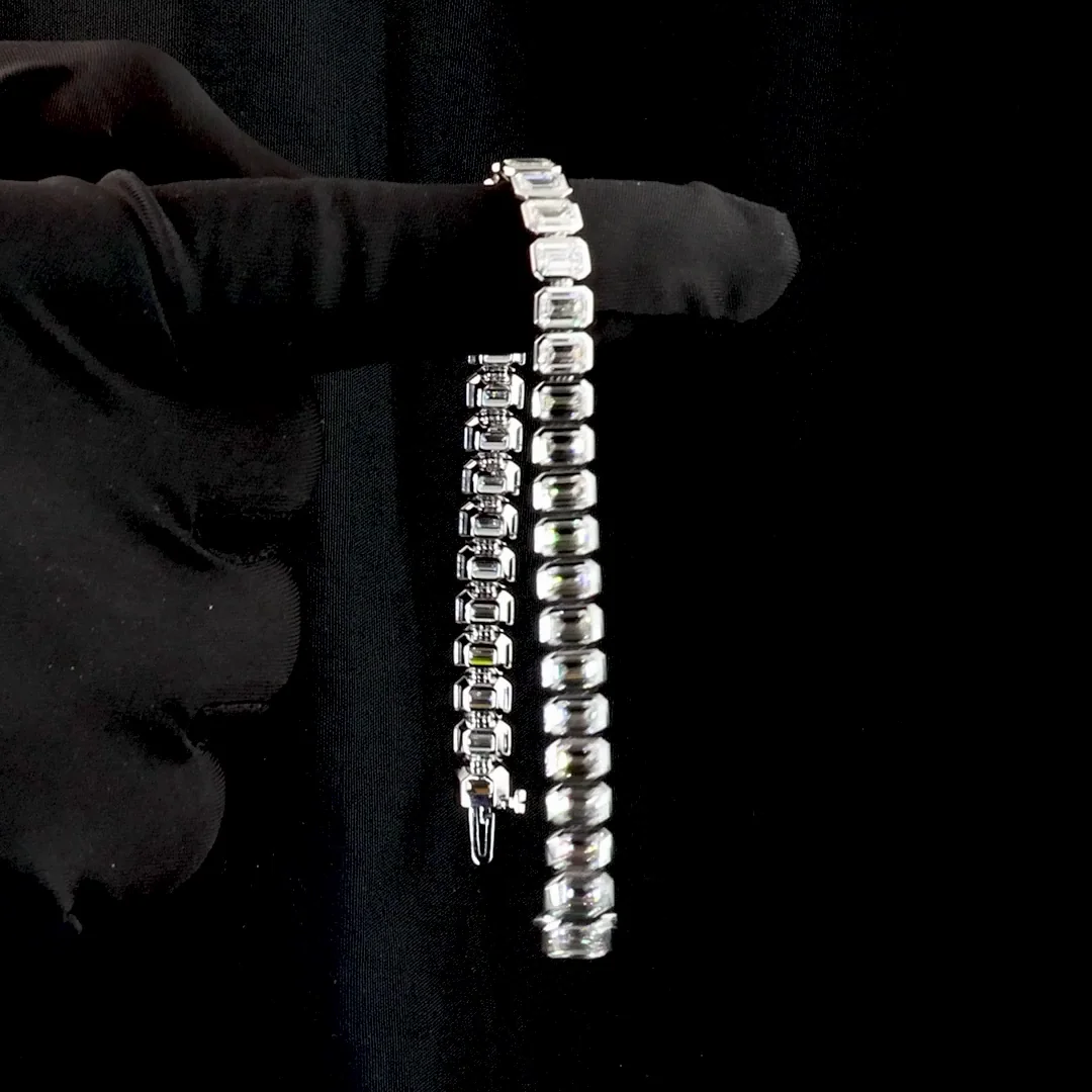 18.3 Cts 14k White Gold Emerald Shape Tennis Bracelet - Image 3