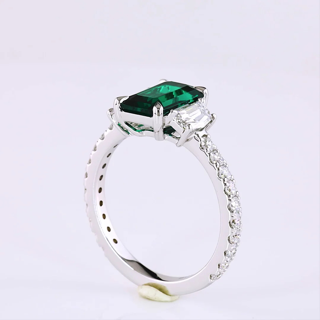 1.07 Cts 14k White Gold Emerald Shape Split Shank Ring - Image 2