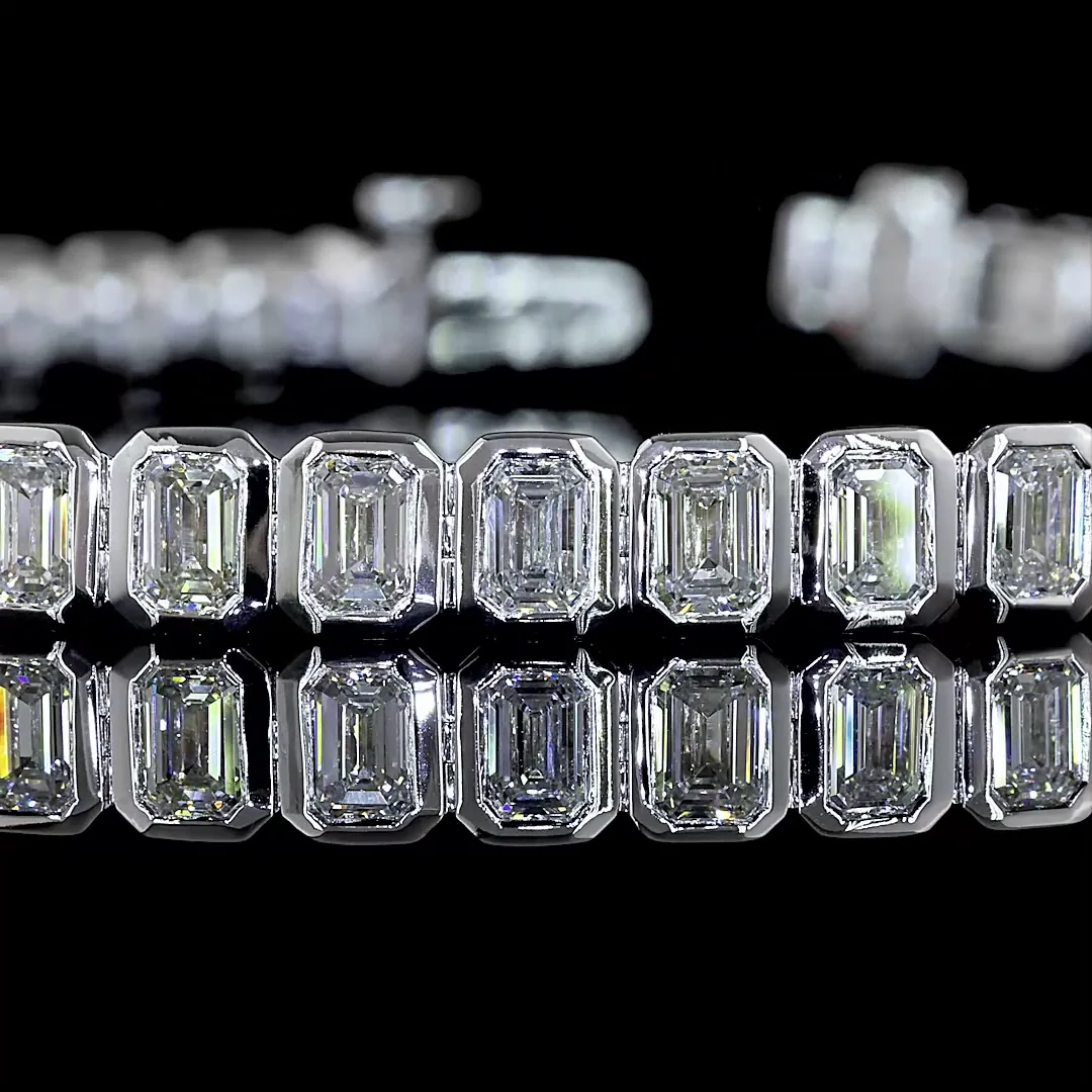 7.33 Cts 14k White Gold Emerald Shape Tennis Bracelet - Image 2