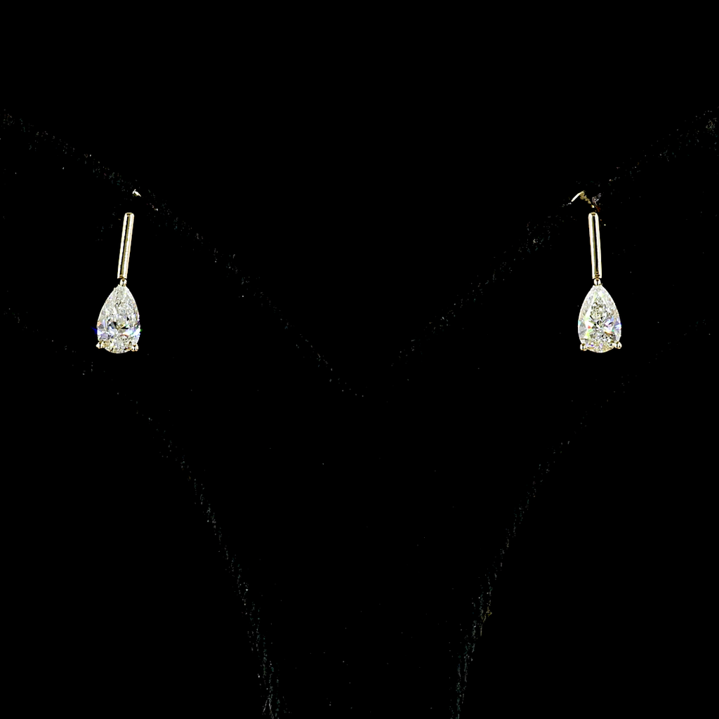 1.66 Cts 14k Yellow Gold Pear Shape Hanging Earring - Video