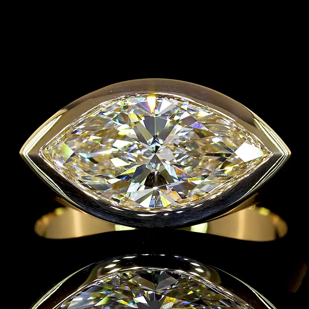 2.5 Cts 18k Yellow Gold Marquise Shape Solitaire Ring - Image 3
