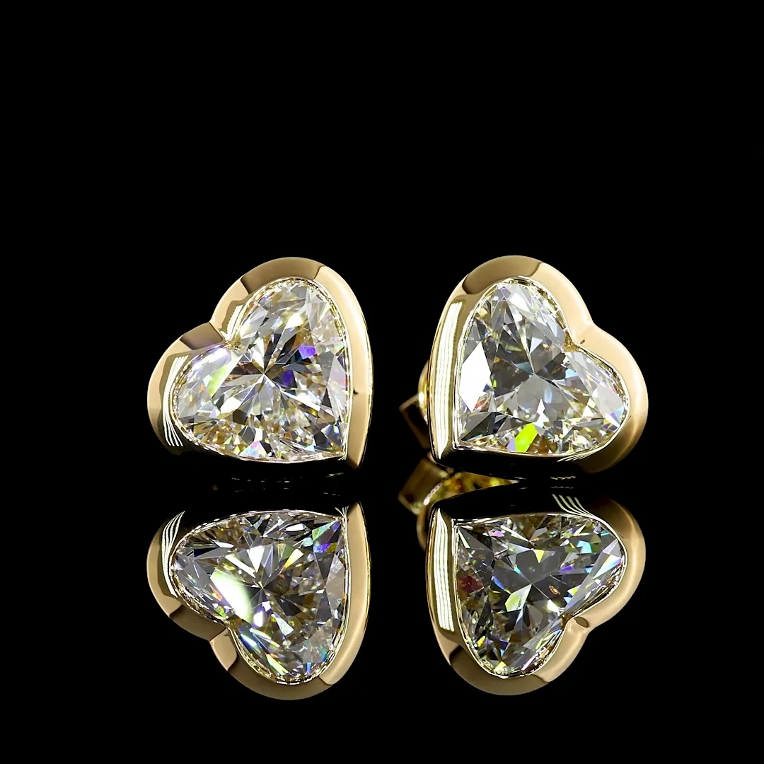4.07 Cts 18k Yellow Gold Heart Shape Studs Earring - Video