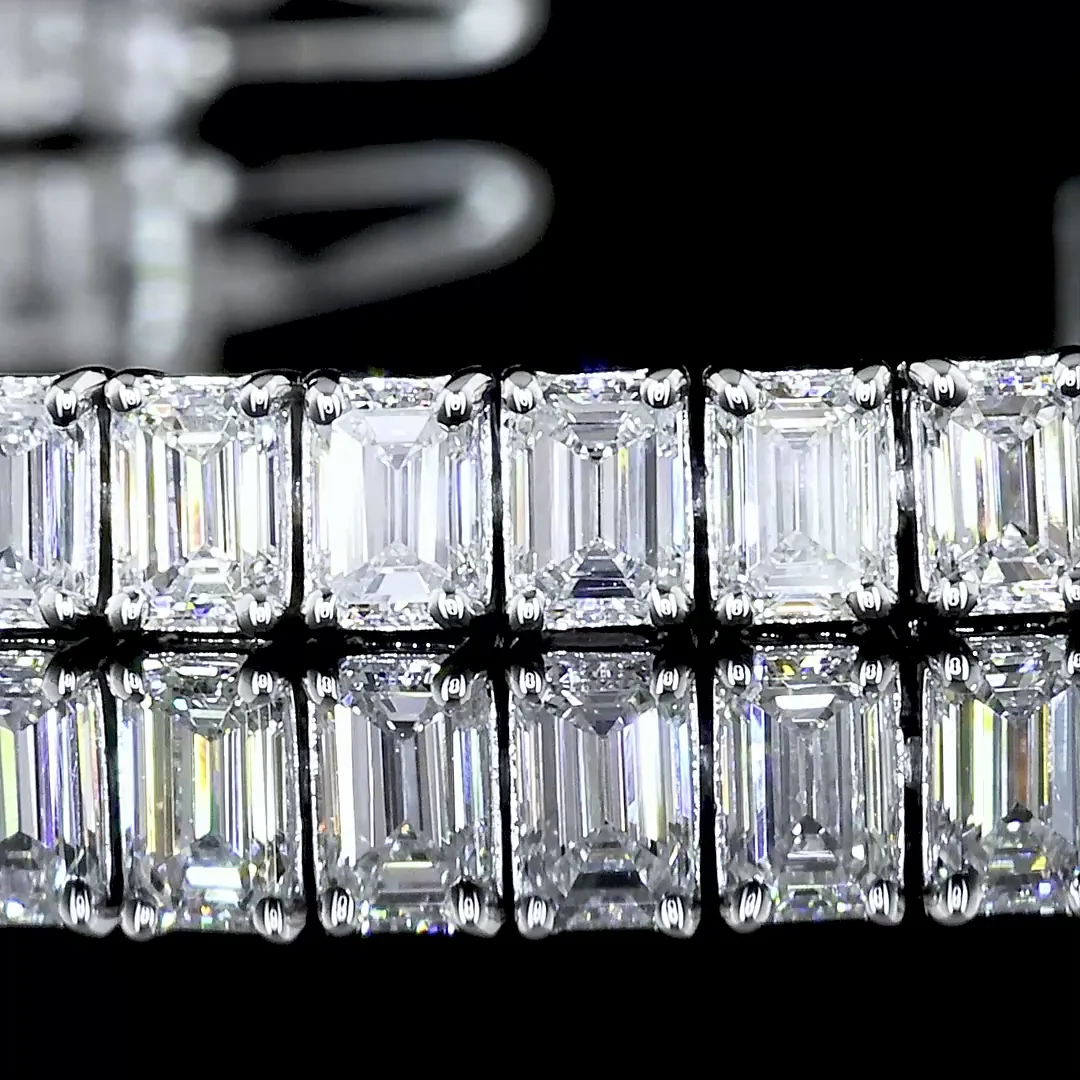 7.06 Cts 14k White Gold Emerald Shape Tennis Bracelet - Image 2