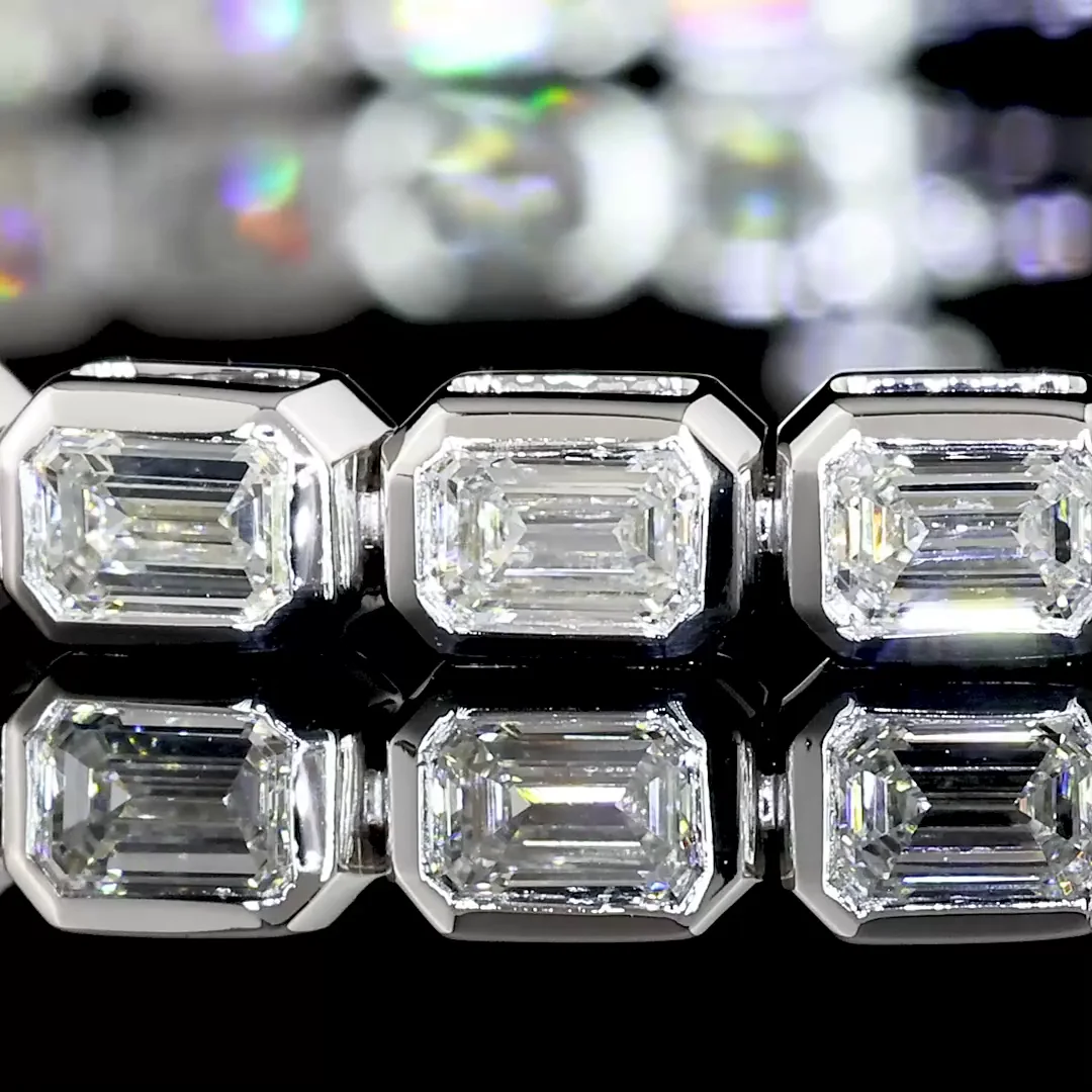 4.95 Cts 14k White Gold Emerald Shape Tennis Bracelet - Image 2