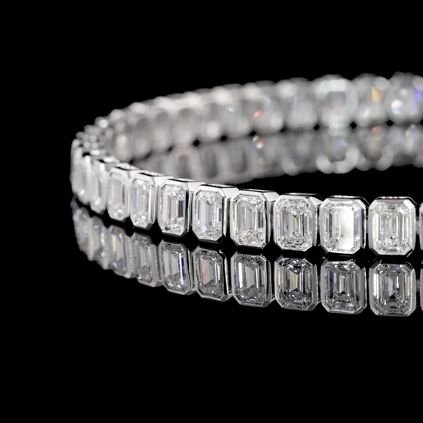 8.1 Cts 14k White Gold Emerald Shape Tennis Bracelet - Image 3