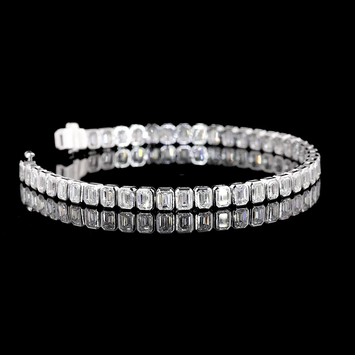8.1 Cts 14k White Gold Emerald Shape Tennis Bracelet - Video