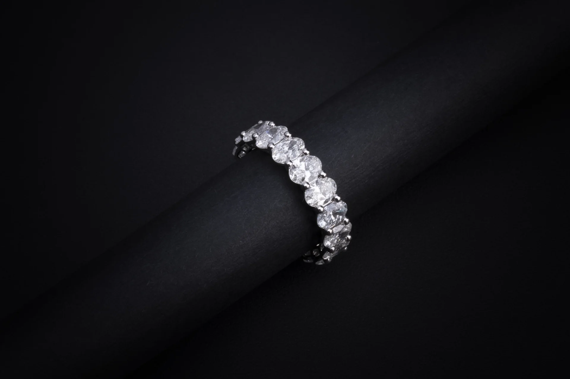5.46 Cts 18k White Gold Oval Shape Eternity Band Eternity Band - Image 4