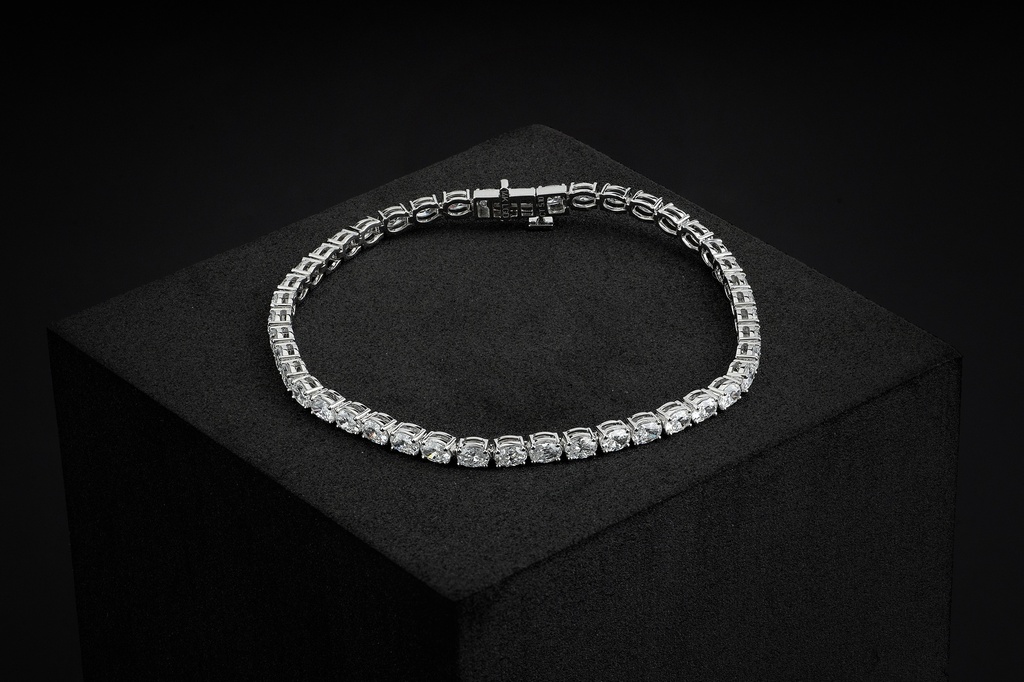 10.23 Cts 14k White Gold Oval Shape Tennis Bracelet