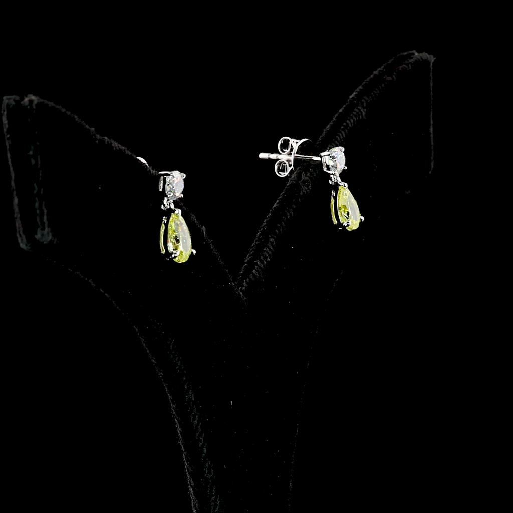 1.54 Cts 14k White Gold Pear Shape Hanging Earring
